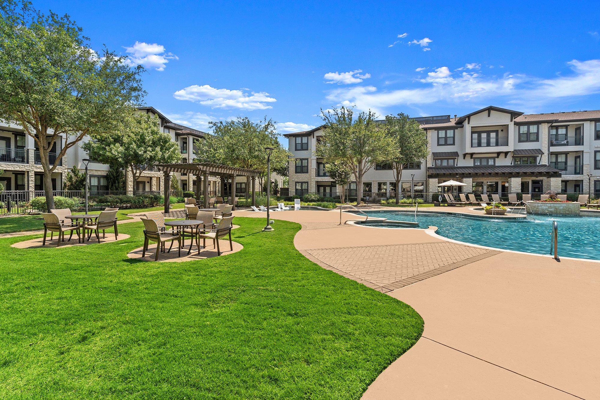 StoneLedge Apartments in Texas - pool side