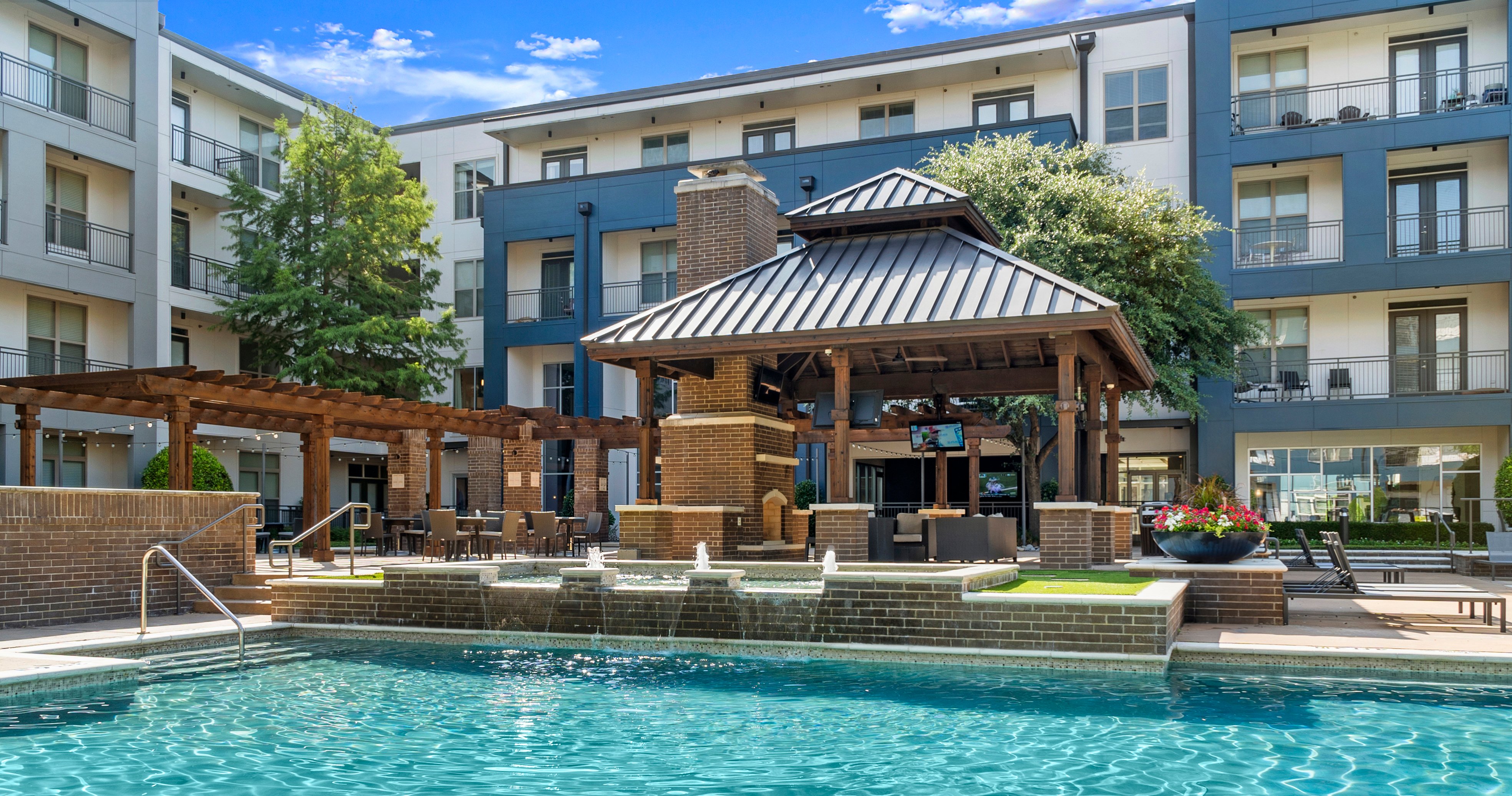 Strata Apartments Dallas Texas - swimming pool