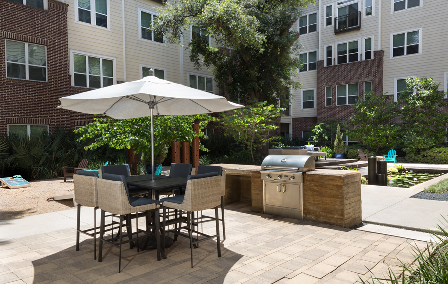 Apartments near rice university - District at Greenbriar Grill and dine outside