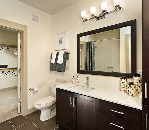 Citrine apartments near Camelback Esplanade - Modern bathrooms with framed mirrors