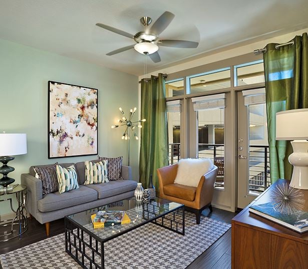 Citrine apartments in Old Town - Spacious living room with hardwood flooring